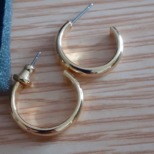 10 - Quantity of paired earrings. Gold and silver colour metals. Some decorative stone designs in good co... 