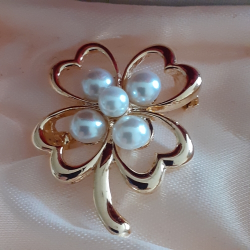 3 - A selection of ladies brooches. Gold tones, good quality with no damage.