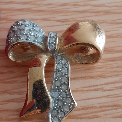 3 - A selection of ladies brooches. Gold tones, good quality with no damage.