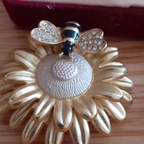 3 - A selection of ladies brooches. Gold tones, good quality with no damage.