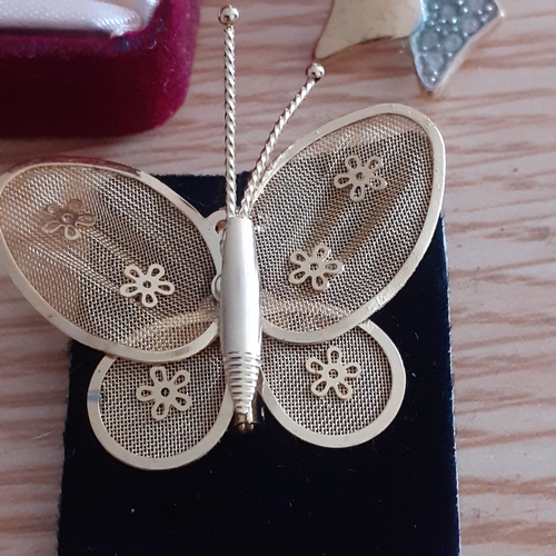 3 - A selection of ladies brooches. Gold tones, good quality with no damage.
