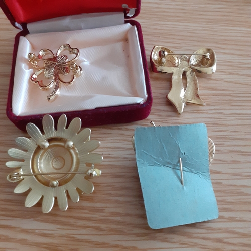 3 - A selection of ladies brooches. Gold tones, good quality with no damage.