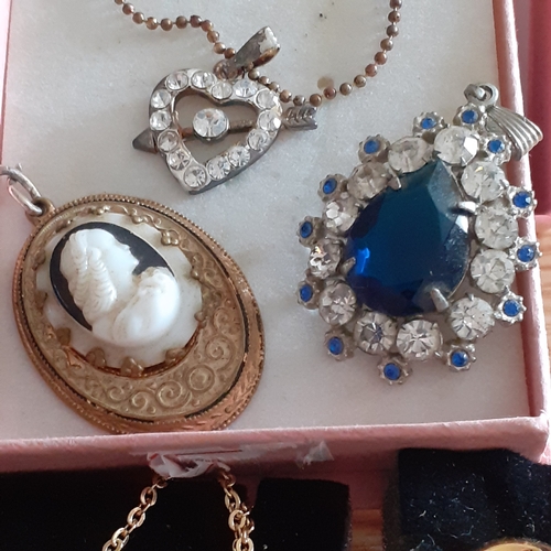 14 - Various ladies costume brooches, pendants etc. Stunning cat brooch which captures light and various ... 