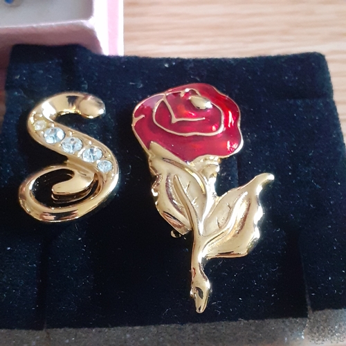 14 - Various ladies costume brooches, pendants etc. Stunning cat brooch which captures light and various ... 