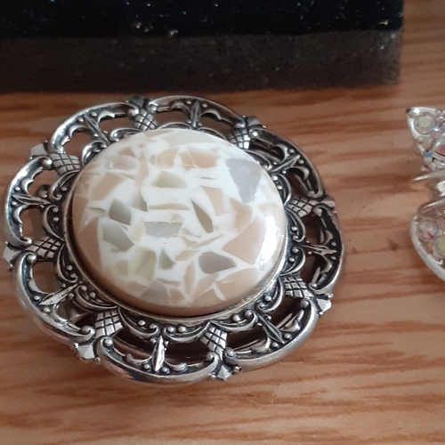 14 - Various ladies costume brooches, pendants etc. Stunning cat brooch which captures light and various ... 