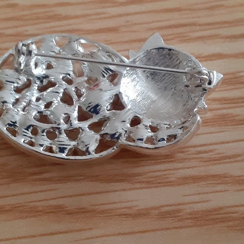 14 - Various ladies costume brooches, pendants etc. Stunning cat brooch which captures light and various ... 