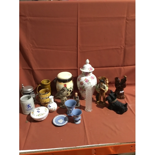 92 - Collectible lot inc Wedgwood, wade barrel & other tankards