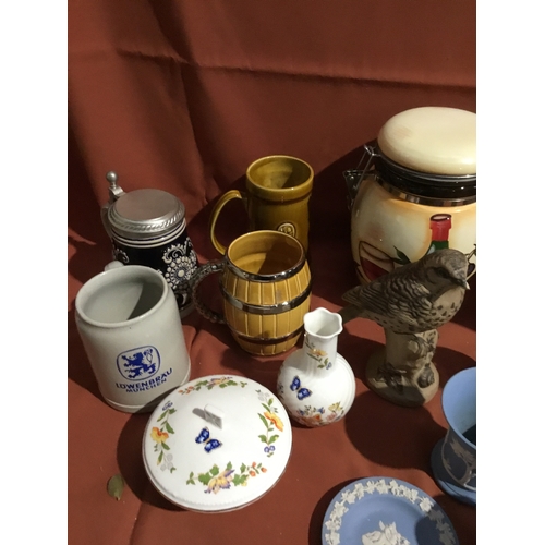 92 - Collectible lot inc Wedgwood, wade barrel & other tankards