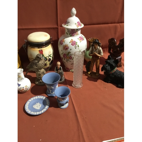 92 - Collectible lot inc Wedgwood, wade barrel & other tankards