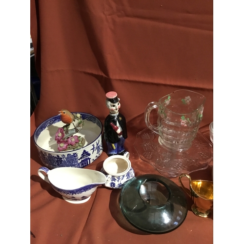 91 - Mixed collectible lot inc mainly willow pattern ceramics, glass cake stand & more