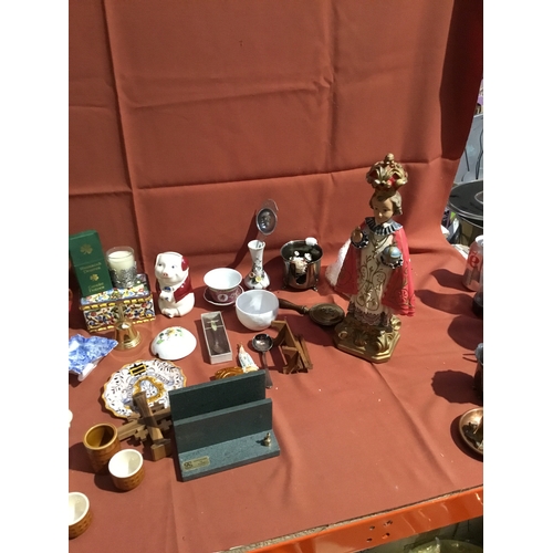 93 - Interesting collectible lot inc Hornsea, decorative trinket boxes, religious figures and more