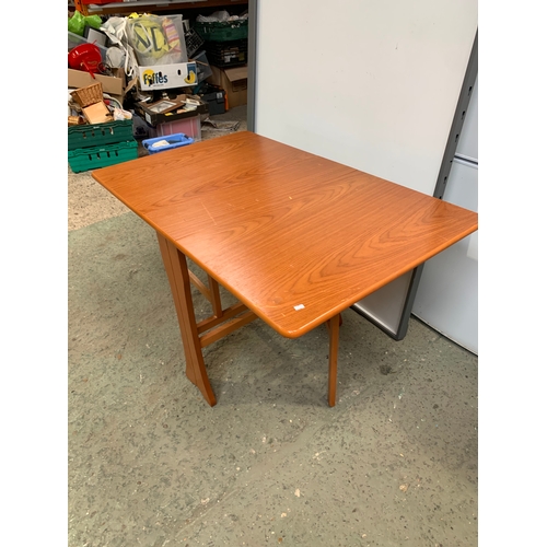 221 - Gateleg drop leaf table