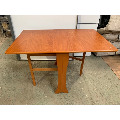 221 - Gateleg drop leaf table