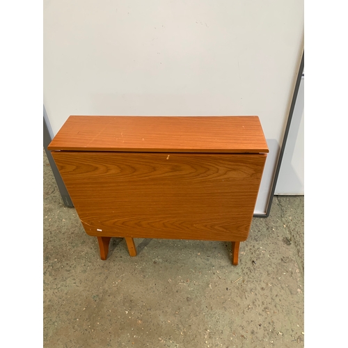 221 - Gateleg drop leaf table