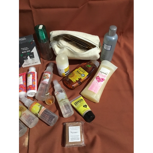 233 - Mixed beauty lot inc dove travel set, Paxton & pepper duo and other bathing products