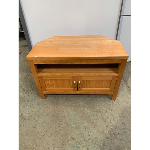 244 - Modern oak tv sideboard stand in good condition - 95cm wide