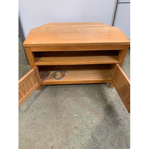 244 - Modern oak tv sideboard stand in good condition - 95cm wide