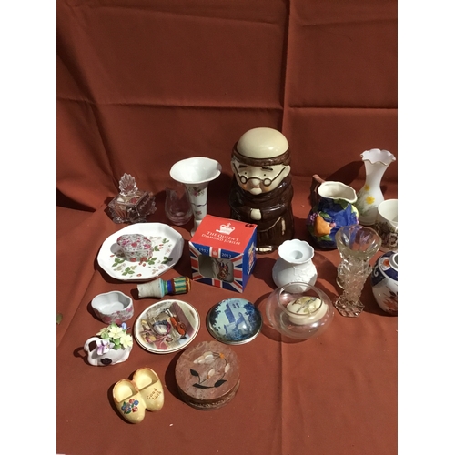 299 - Mixed collectible lot inc monk style cookie jar, coronation ware, piggy bank, glass dishes & more