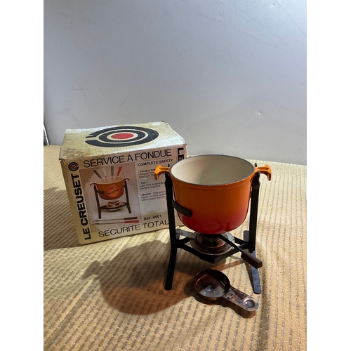 122 - Le Creuset fondue set in orange with original box (no forks)