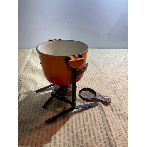 122 - Le Creuset fondue set in orange with original box (no forks)