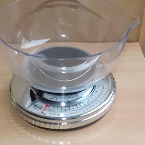 21 - Swan, kitchen weighing scales. 11lb or 5kg maximum. Bowl has handles and spout for easy pouring. Ver... 