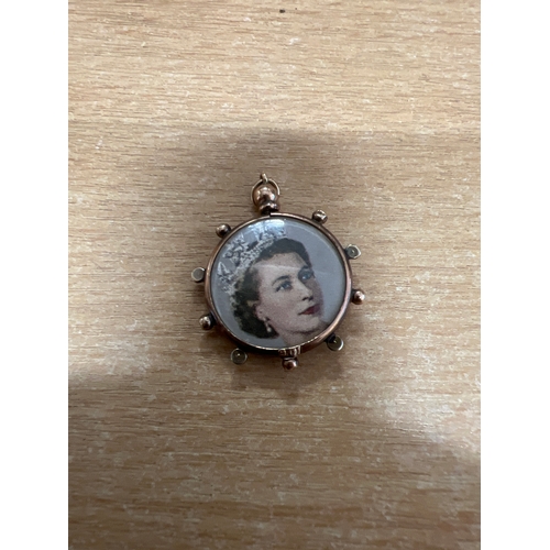 52B - 9ct gold cameo pendant with two pictures of the late Queen through the ages - total weight 3.1g