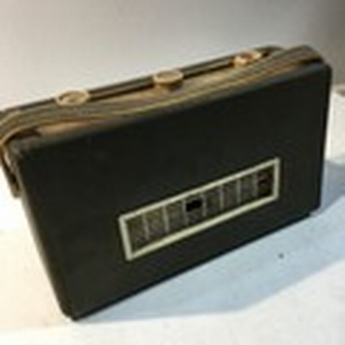 112 - Vintage Roberts Transistor Radio