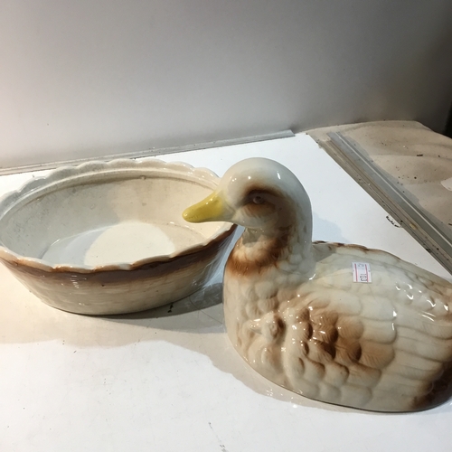 191 - Unusual ceramic duck egg dish