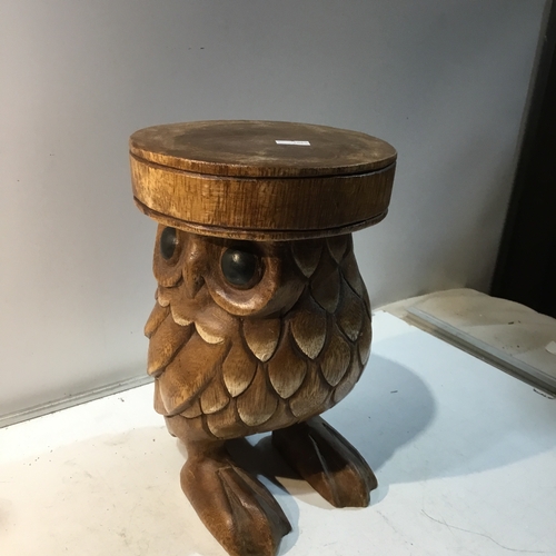 199 - Small carved wooden owl side plinth stand - 25cm tall