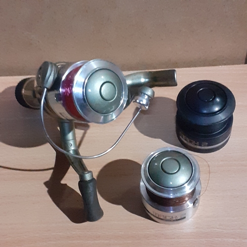 422 - Fishing reels x 2 plus spools. Mach 2 reel with 2 x Mach 2 spools amd an AVS reel. Look in largely g... 