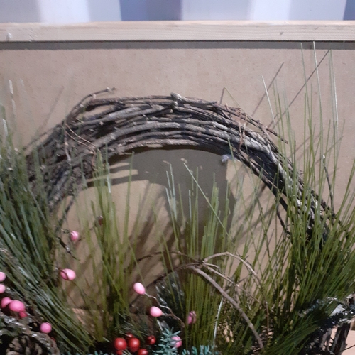 418 - Christmas Wreath. Striking design. Good quality and condition.