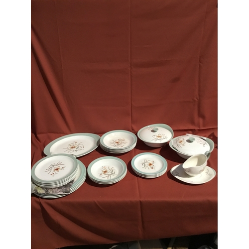 962 - Quantity of Wedgwood Tiger Lilly dinner service pieces