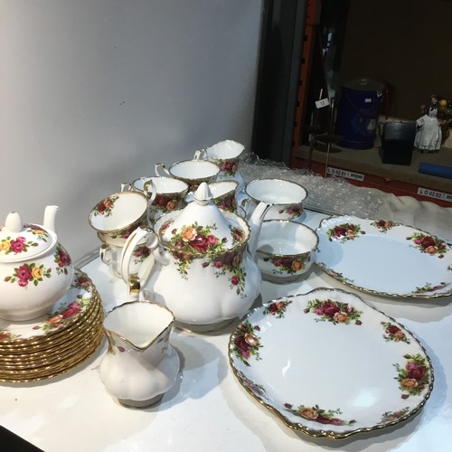 255 - Large quantity of Royal Albert old country roses inc teapot, coffee pot, cups etc