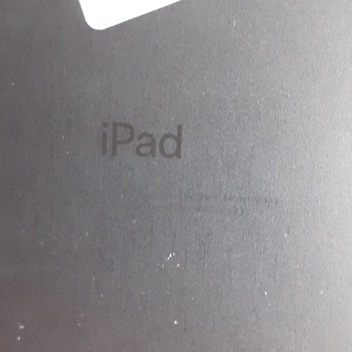 433 - 4 x Ipads. Good screens. Sold as untested