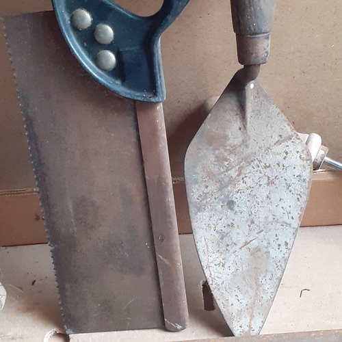 435 - A tray of vintage tools including trowel, heavy duty chisels, saw etc . Mainly good vintage conditio... 