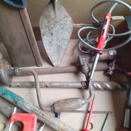 435 - A tray of vintage tools including trowel, heavy duty chisels, saw etc . Mainly good vintage conditio... 