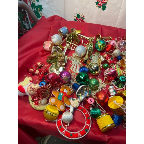 59 - Vintage collection of baubles inc glass, cotton & instrument style