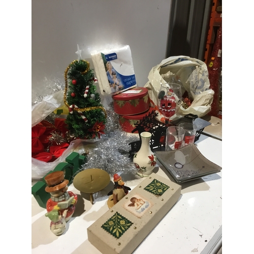 158 - Mixed box of Christmas decor, ornaments & glasses