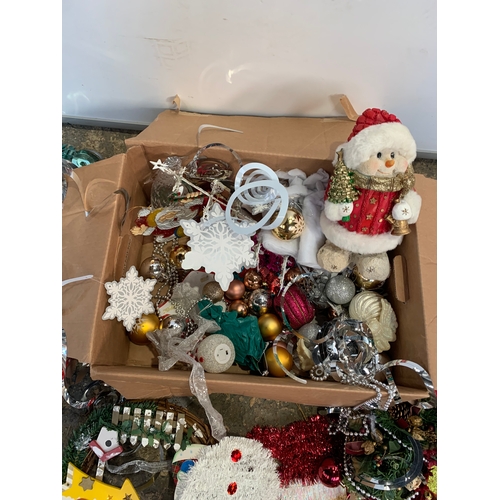 199 - Quantity of Christmas decorations & ornaments