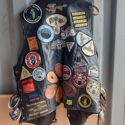 17 - Fantastic example of a vintage leather motorcycle jacket (XXL) with original genuine badges and patc... 