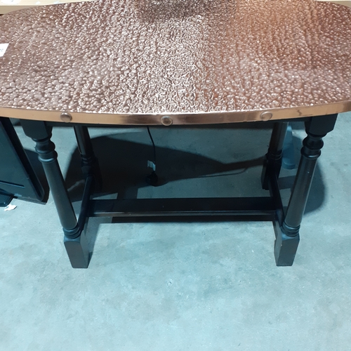 20 - Stunning Copper topped hallway table. Hammered copper on dark wood legs. 3ft x 2.5ft x 18 inches, co... 