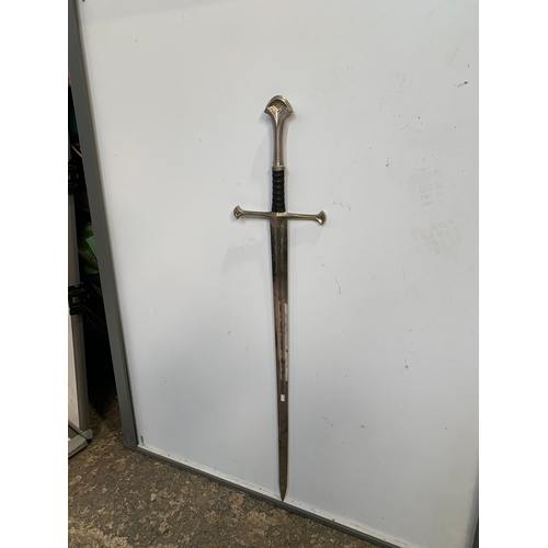 313A - Collectible sword made of steel from the Lord of the Rings - The Sword of Anduril - approx 5ft tall