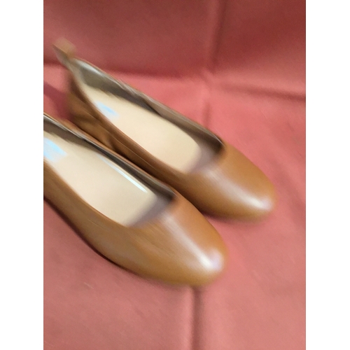 199 - A pair of Fittlop Carmel coloured leather flat shoes with Fittlop comfort Technology size uk 4.5