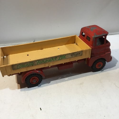 11 - Triang diecast lorry