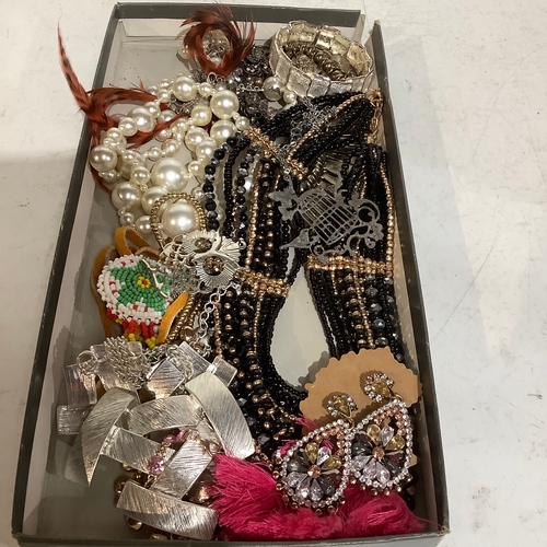 244 - Small collection of costume Jewellery