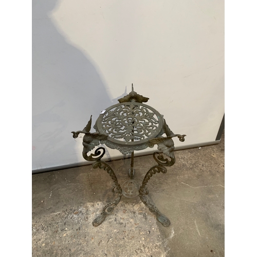 203 - Metal brass rule trivet decorative stand