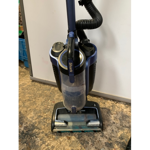 309 - Shark ICZ300UKT anti hair wrap vacuum cleaner - cordless with battery but no charger so untested