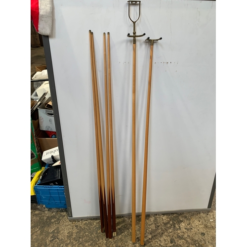 319 - 4x The Clubman Cue by Peradon & Fletcher and 2 rod rests with brass ends