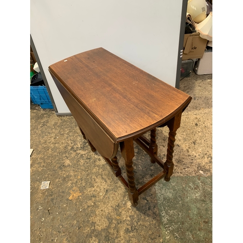 405 - Oak gate leg dining table in good condition