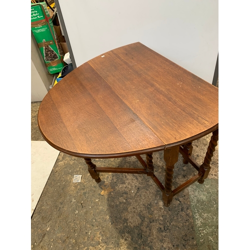 405 - Oak gate leg dining table in good condition